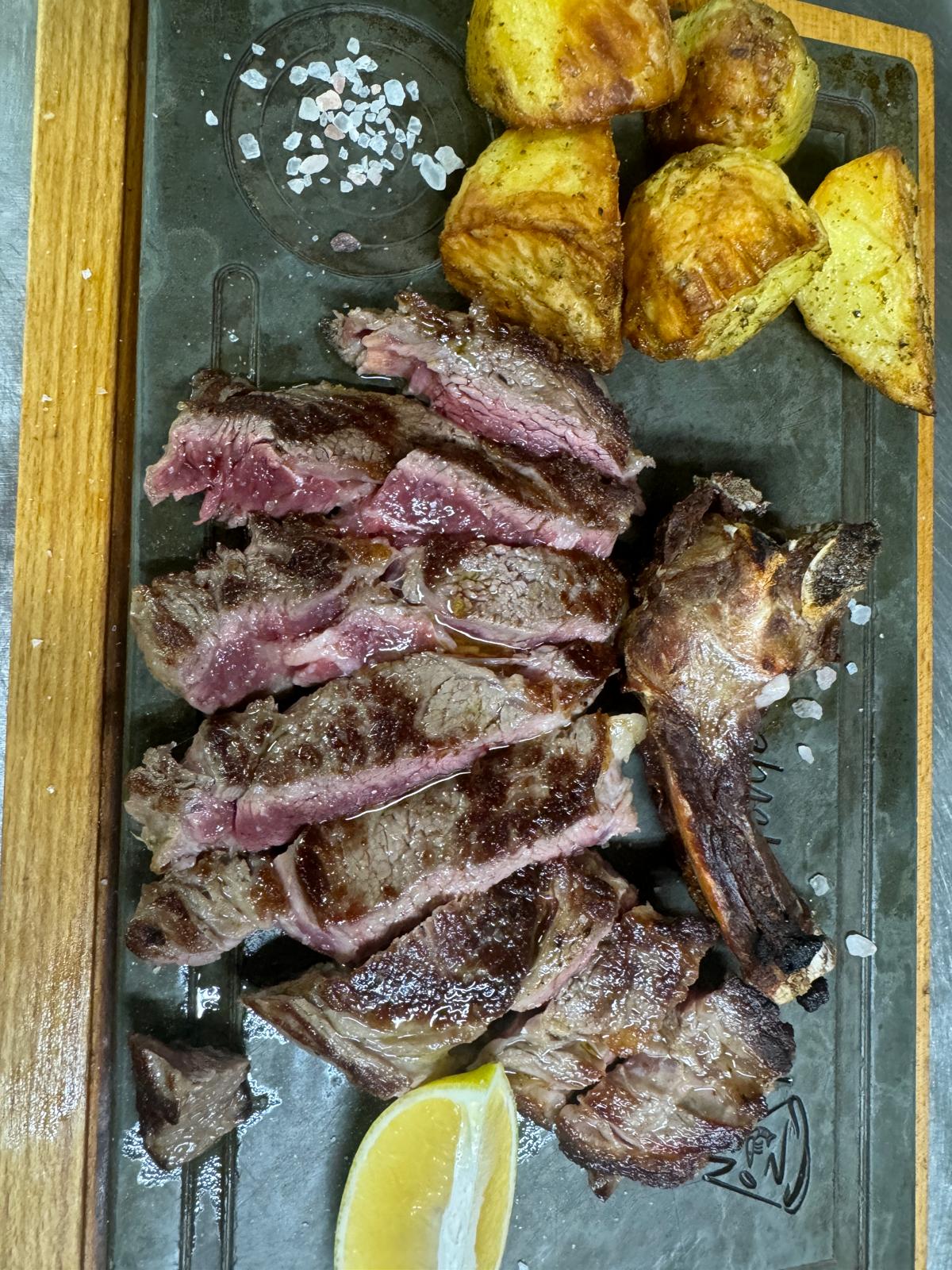 Tagliata di Manzo cu cartofi la cuptor